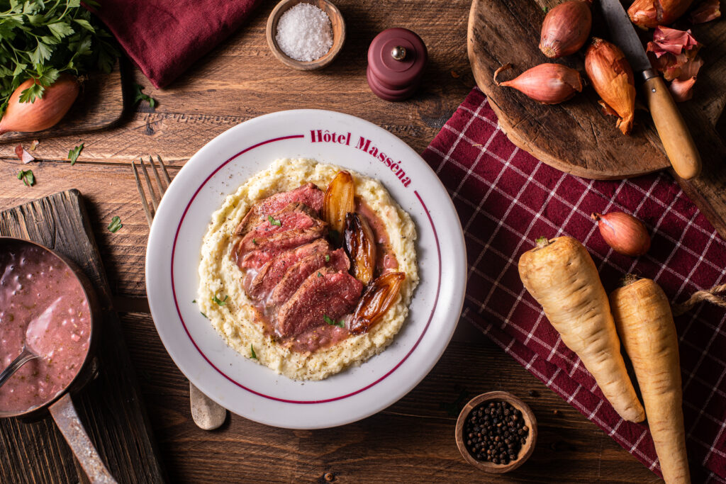 Magret de canard tranché sur une purée, accompagné de sauce échalote Giraudet.