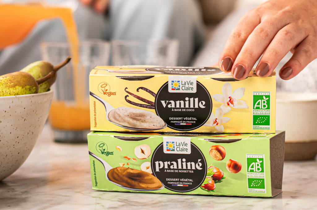 Desserts végétaux La Vie Claire à la vanille et au praliné, présentés sur une table.
